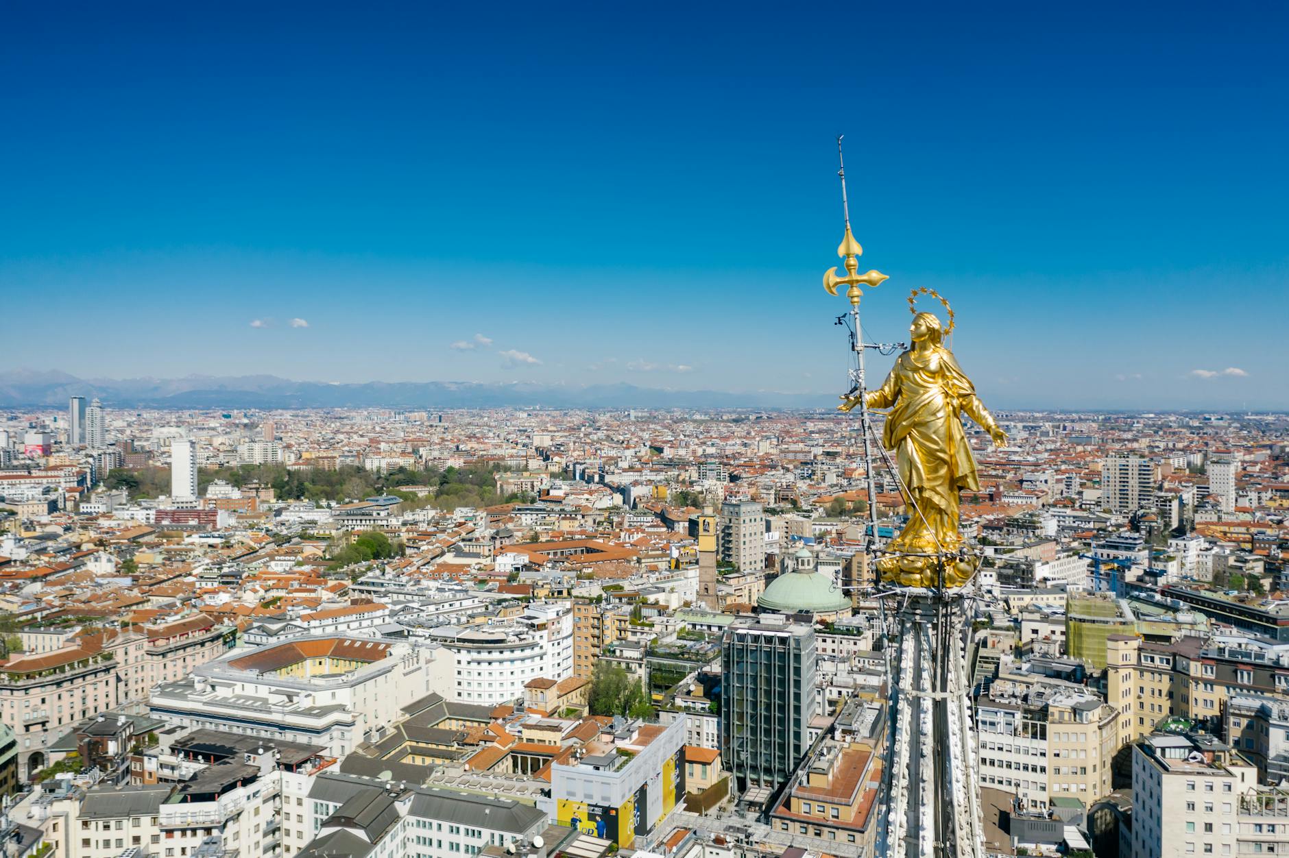 milan duomo madonnina golden statue