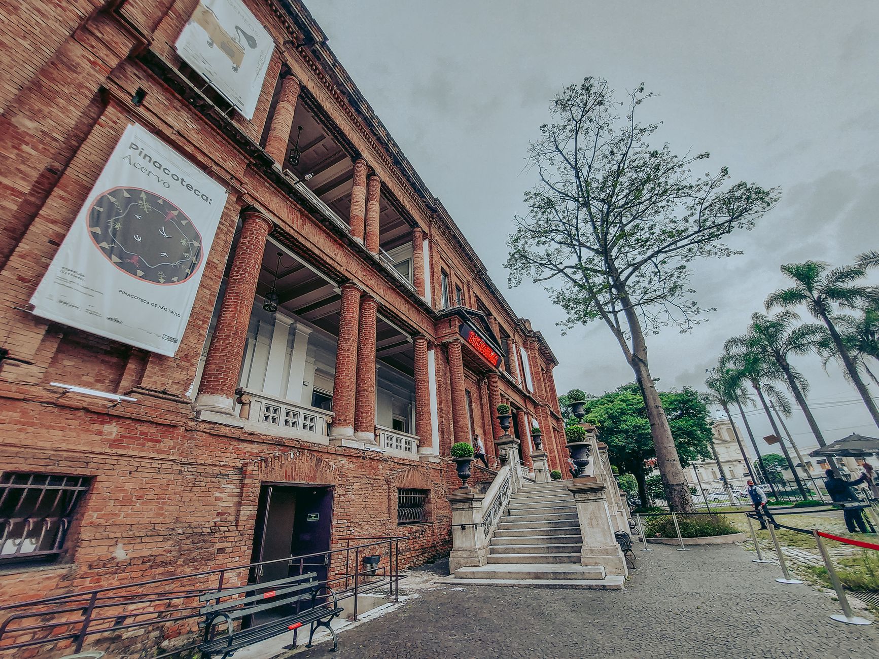 art gallery tourists queue Pinacoteca