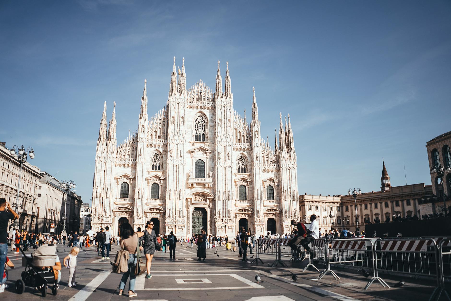 traveler holding smartphone milan duomo